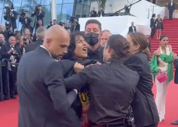 Naga kobieta wbiegła na czerwony dywan w Cannes. Dramatyczny apel [WIDEO]