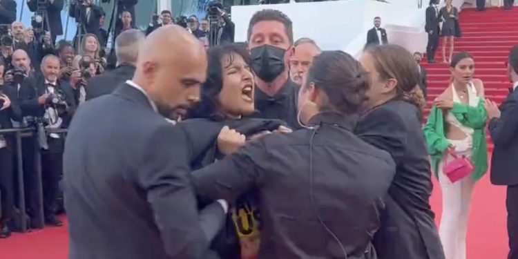 Naga kobieta wbiegła na czerwony dywan w Cannes. Dramatyczny apel [WIDEO]