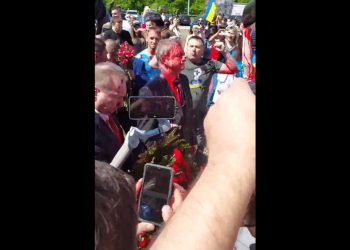 Ambasador Rosji oblany czerwoną farbą w Warszawie [WIDEO]