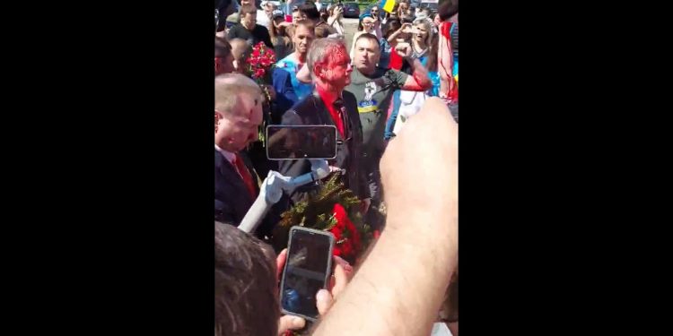 Ambasador Rosji oblany czerwoną farbą w Warszawie [WIDEO]