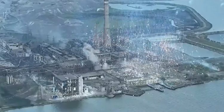 Rosjanie użyli broni chemicznej w Azowstal? Szokujące nagranie. Ukraina wszczyna śledztwo [WIDEO]