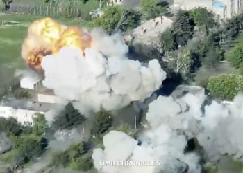 Scholz rozmawiał z Putinem, gdy Rosja zniszczyła ukraińskie miasto. Dziennikarz pokazał nagranie [WIDEO]