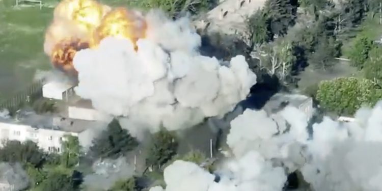 Scholz rozmawiał z Putinem, gdy Rosja zniszczyła ukraińskie miasto. Dziennikarz pokazał nagranie [WIDEO]