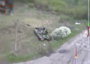 Rosyjscy żołnierze urządzili sobie libację na czołgu. Wtedy nadleciał dron kamikadze [WIDEO]