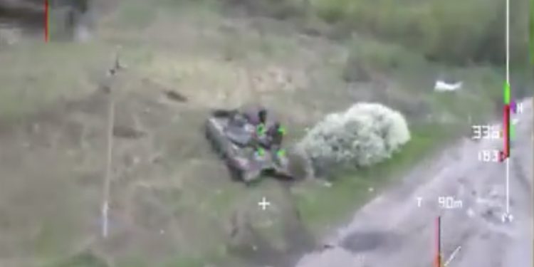 Rosyjscy żołnierze urządzili sobie libację na czołgu. Wtedy nadleciał dron kamikadze [WIDEO]