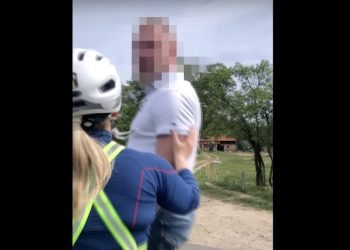 Kierowca BMW ruszył z pałką na rowerzystów. Internauci zachwyceni postawą kobiety [WIDEO]