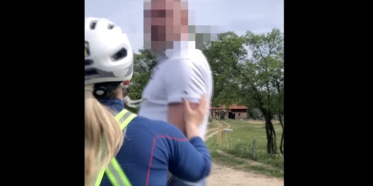 Kierowca BMW ruszył z pałką na rowerzystów. Internauci zachwyceni postawą kobiety [WIDEO]