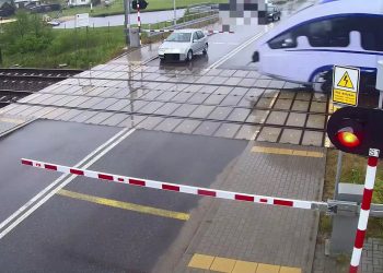 To, co kierowca zrobił na przejeździe mogło skończyć się katastrofą. Jest nagranie [WIDEO]