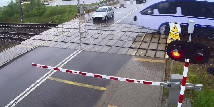 To, co kierowca zrobił na przejeździe mogło skończyć się katastrofą. Jest nagranie [WIDEO]