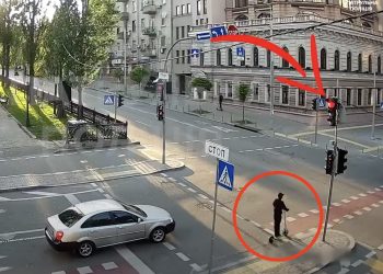 Zignorował czerwone światło, jadąc na hulajnodze. Kamery zarejestrowały potworny wypadek [WIDEO]