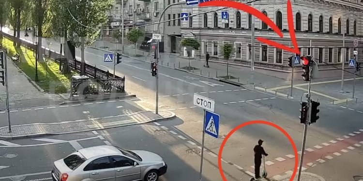 Zignorował czerwone światło, jadąc na hulajnodze. Kamery zarejestrowały potworny wypadek [WIDEO]