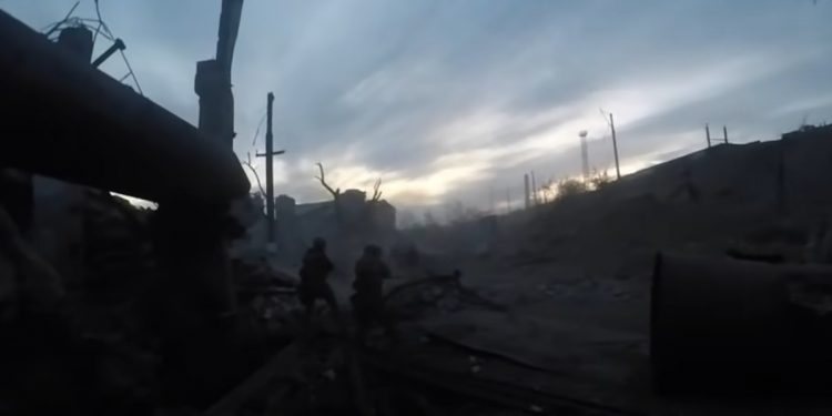 Pułk Azow kontratakuje pomimo zupełnego okrążenia! Pokazali nagranie z walk [WIDEO]