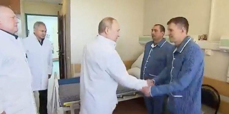 Putin odwiedził rannych żołnierzy. Internauci podejrzewają, że to inscenizacja [WIDEO]