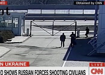 CNN pokazuje szokujące nagranie. Rosyjscy żołnierze strzelają w plecy cywilom [WIDEO]