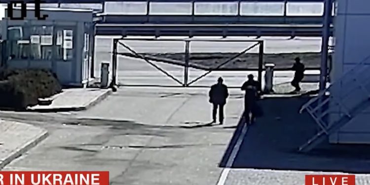 CNN pokazuje szokujące nagranie. Rosyjscy żołnierze strzelają w plecy cywilom [WIDEO]