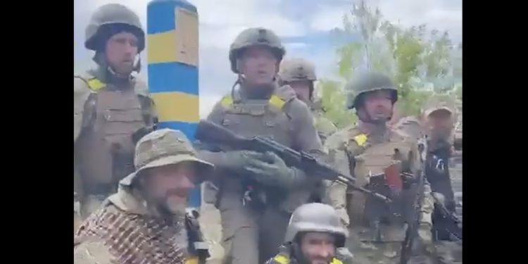 Ukraińscy żołnierze dotarli do granicy z Rosją. Opublikowano nagranie przy słupie granicznym [WIDEO]