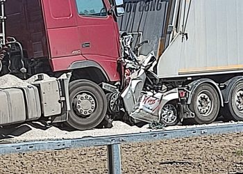 Koszmarny wypadek w Niewieścinie. Tyle zostało ze zmiażdżonego samochodu. W środku byli ludzie [FOTO]