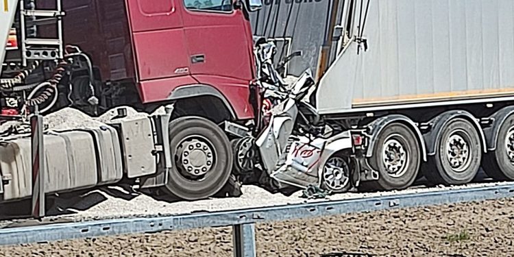 Koszmarny wypadek w Niewieścinie. Tyle zostało ze zmiażdżonego samochodu. W środku byli ludzie [FOTO]