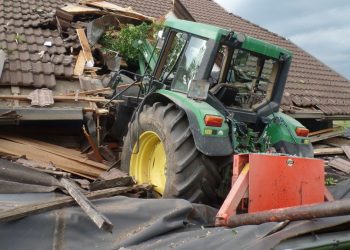 11-latka wjechała traktorem na… dach domu