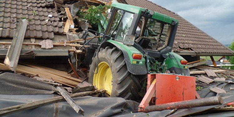 11-latka wjechała traktorem na… dach domu