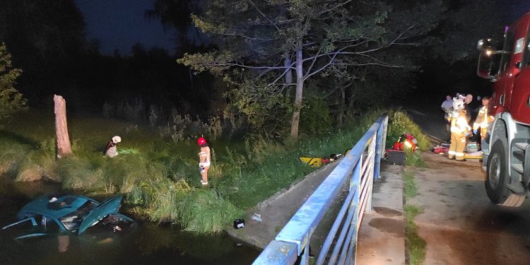 Dramatyczny wypadek. Auto wpadło do rzeki, trzy osoby nie żyją