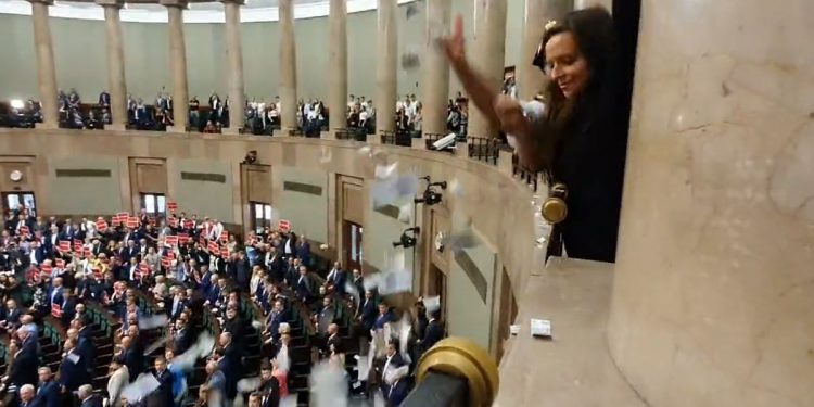 Jachira znów o sobie przypomniała w Sejmie. Wróblewski: „Infantylność staje się znakiem PO” [WIDEO]