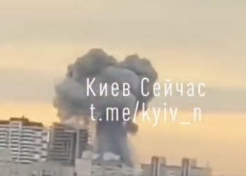 Seria eksplozji w Kijowie. Nad miastem widać czarny dym [WIDEO]