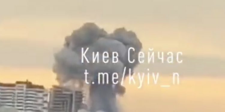 Seria eksplozji w Kijowie. Nad miastem widać czarny dym [WIDEO]
