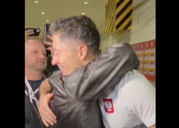 Niezwykły gest Lewandowskiego. Po meczu uściskał dziennikarza [WIDEO]