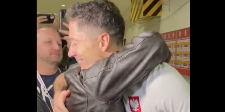 Niezwykły gest Lewandowskiego. Po meczu uściskał dziennikarza [WIDEO]