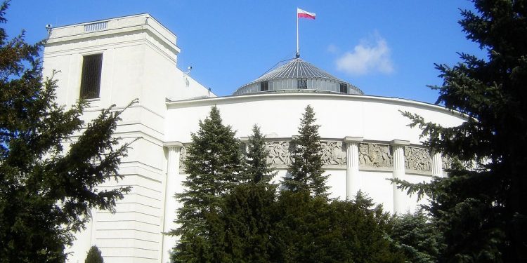 Pożar w „miasteczku wolności” przed Sejmem