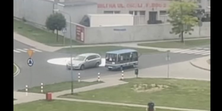 Nietypowe rondo obiektem drwin. Nagrania ukazały się nawet w „Teleexpressie” [WIDEO]