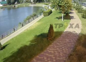 Moment rosyjskiego uderzenia w centrum handlowe zarejestrowany na nagraniu [WIDEO]