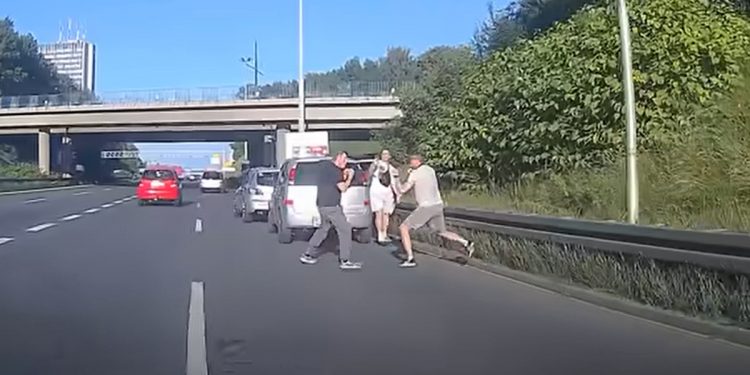 Kierowcy pobili się na autostradzie A4. Szokujące nagranie [WIDEO]