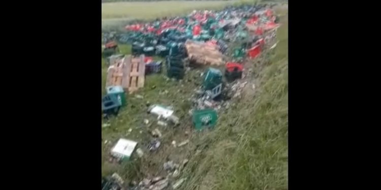 Ciężarówka z piwem wypadła z drogi. Towar leży na poboczu