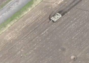 Rosyjski czołg przejeżdżający przez pole minowe
