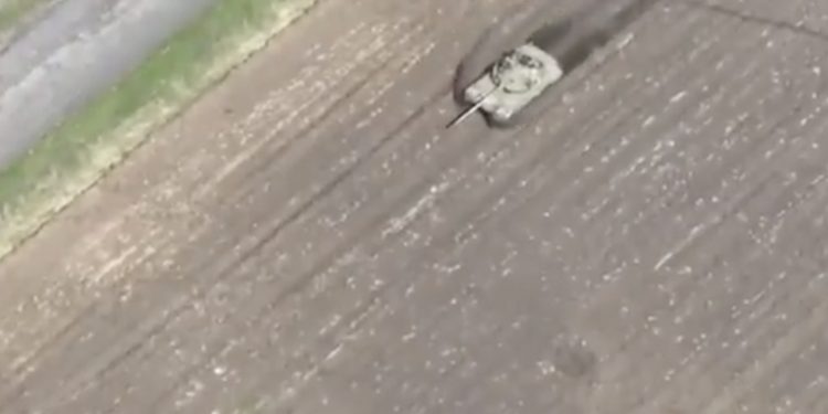 Rosyjski czołg przejeżdżający przez pole minowe