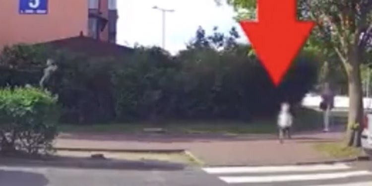 O włos od tragedii. Kierowca cudem zatrzymał się przed wybiegającym dzieckiem [WIDEO]