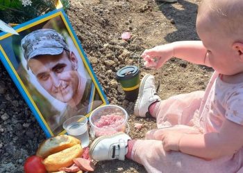 Dziewczynka spędza urodziny na grobie ojca. Zdjęcie łamie serce [FOTO]