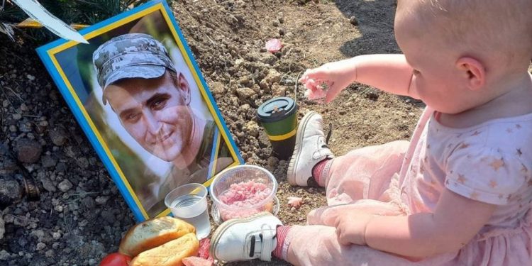 Dziewczynka spędza urodziny na grobie ojca. Zdjęcie łamie serce [FOTO]