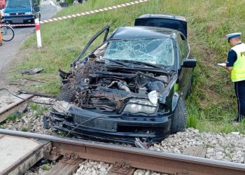 Kierowca BMW wjechał w… pociąg. Potem uciekał pieszo z pasażerką [WIDEO]