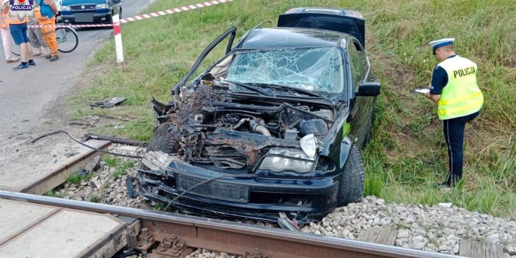 Kierowca BMW wjechał w… pociąg. Potem uciekał pieszo z pasażerką [WIDEO]
