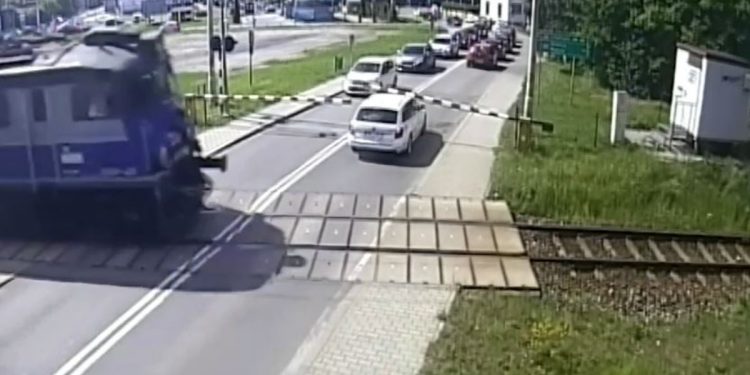 Tym co kierowca zrobił na nagraniu, od razu zajmie się policja. Mógł zginąć [WIDEO]
