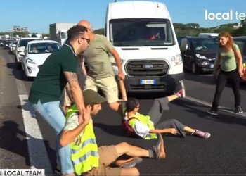 Włoscy kierowcy nie wytrzymali na widok demonstrantów blokujących autostradę. Wzięli sprawy w swoje ręce [WIDEO]