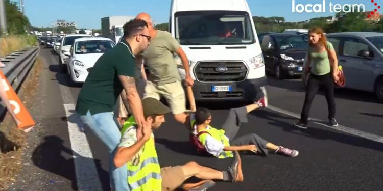 Włoscy kierowcy nie wytrzymali na widok demonstrantów blokujących autostradę. Wzięli sprawy w swoje ręce [WIDEO]