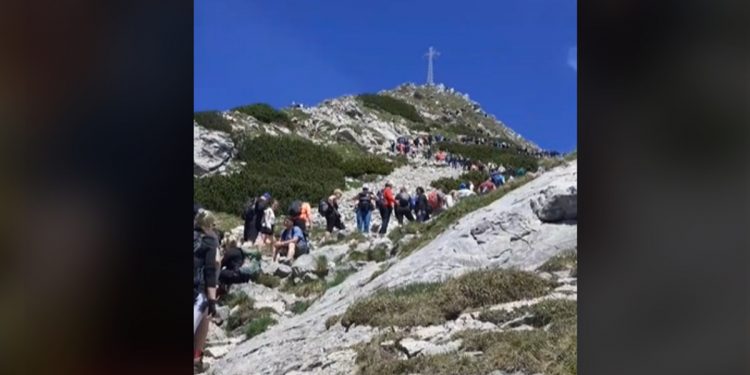 Turysta nagrał, co się dzieje pod Giewontem. „Stoimy w cyrku” [WIDEO]