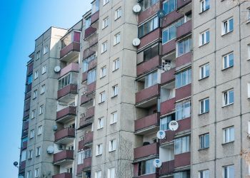 Mężczyzna przeżył upadek z dziewiątego piętra. Cały czas był przytomny