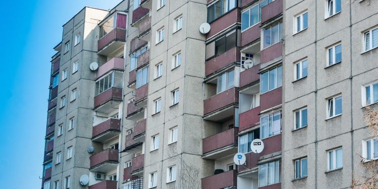 Mężczyzna przeżył upadek z dziewiątego piętra. Cały czas był przytomny