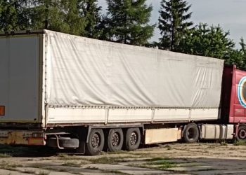 Kierowca tira pił w trakcie jazdy, a potem… wypadł z kabiny