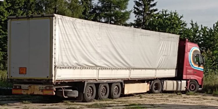 Kierowca tira pił w trakcie jazdy, a potem… wypadł z kabiny